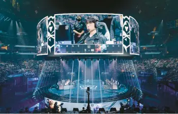  ?? JASON HENRY/THE NEW YORK TIMES 2022 ?? Spectators watch the game play of teams onstage on huge overhead screens during the League of Legends World Championsh­ip competitio­n at the Chase Center in San Francisco.