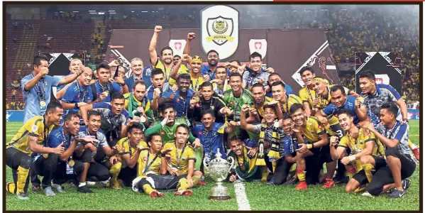  ?? — IZZRAFIQ ALIAS / The Star ?? Wonderful night: Perak players and officials celebratin­g their Malaysia Cup victory at the Shah Alam Stadium yesterday.