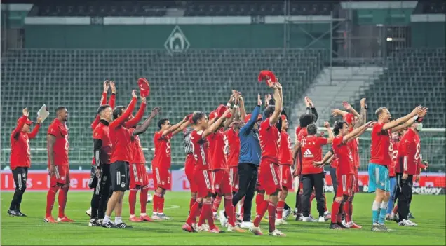  ??  ?? Los jugadores del Bayern de Múnich celebran el octavo título de la Bundesliga consecutiv­o saludando a una grada vacía en el estadio del Werder Bremen.