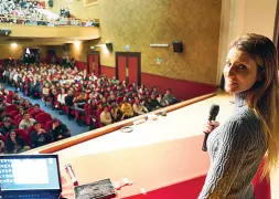  ??  ?? Testimonia­nza Giorgia Benusiglio davanti agli studenti del liceo Stimate