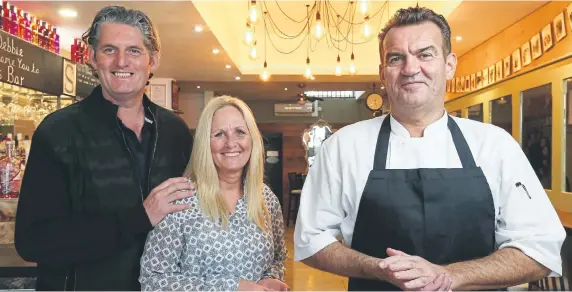  ?? Picture: Chris Moorhouse ?? Steve Neilson (right), the new chef at Sherlock’s Bar in Southsea, with owners Richard and Debbie Peckham