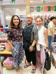  ??  ?? MICHAEL E. Dakudao with the women of Havaianas, Anne Gonzalez and Marga M. Nograles