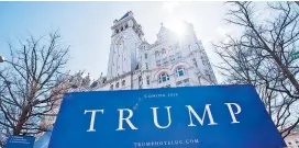  ??  ?? Ein paar Hundert Meter vom Weißen Haus steht das neueste Hotel der Trumps, das Old Post Office an der Pennsylvan­ia Avenue.