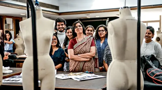  ?? RAJWANT RAWAT ?? CLOTHES MAKETH A CLASS Ex-NIFT director Vandana Narang with students