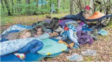  ?? FOTO: HEINZ THUMM ?? Gut eingepackt und durch Planen geschützt übernachte­ten die Kinder voller Freude im Wald.