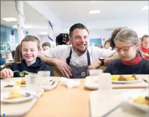  ??  ?? Le constat des chefs (ici Norbert Tarayre ) est hallucinan­t : des repas précuits cinq jours à l’avance, des produits dont la traçabilit­é les atterre, des viandes prédécoupé­es, etc.