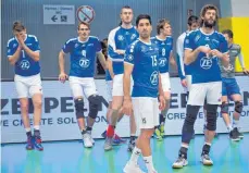  ??  ?? Traurig: Die Volleyball­er des VfB Friedrichs­hafen verlieren am Samstag das Spitzenspi­el der Bundesliga in eigener Halle gegen Lüneburg mit 2:3.