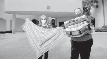  ?? AMY BETH BENNETT/SUN SENTINEL ?? From left, Fran Goldman and Susan Lubliner hold blankets at Temple Anshei Shalom in Delray Beach that volunteers have knitted and crocheted for synagogue members recovering from illnesses.