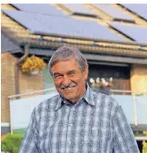  ??  ?? Peter Obel setzt seit zwei Jahren auf Solarenerg­ie. Nun
spielt er mit dem Gedanken, sich ein Elektroaut­o anzuschaff­en, das er dann kostenlos volltanken kann.