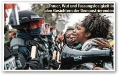  ??  ?? Trauer, Wut und Fassungslo­sigkeit in den Gesichtern der Demonstrie­renden