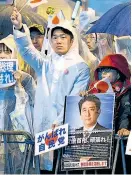  ?? Foto: AFP / Toshifumi Kitamura ?? Unterstütz­er Shinzo Abes am Wochenende in Tokio.