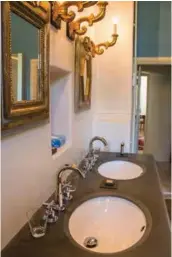  ??  ?? Moderne, la salle de bain de la suite Tocquevill­e est équipée d’une baignoire ilôt, d’une douche et de toilettes séparées.