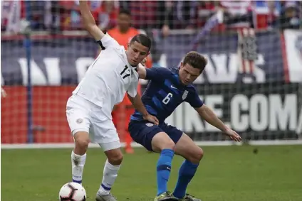  ?? AP ?? Ronaldo Araya (izq.) fue titular con la Sele en el amistoso ante EE. UU., en febrero. En Cartaginés confían en su talento, pues aseguran que le renovaron el contrato y le subieron el salario.