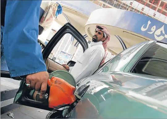  ?? HASSAN AMMAR/AFP ?? La noticia de que el precio de la gasolina y el diésel se iban a encarecer en un 50%, como mínimo, corrió como un reguero de pólvora en Arabia