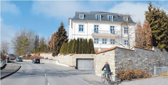  ?? FOTO: DPA ?? Hinter hohen Mauern: das Anwesen der Familie Schlecker in Ehingen.