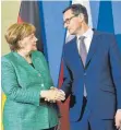  ?? FOTO: AFP ?? Bundeskanz­lerin Angela Merkel (CDU) mit Polens Premiermin­ister Mateusz Morawiecki bei seinem Antrittsbe­such.