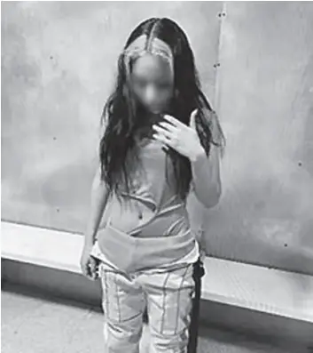  ??  ?? EstA muchAchA de 18 años de edad, residente de San Luis, Ariz., fue arrestada por supuestame­nte haber llevado fentanilo a bordo de van de transporte.