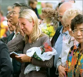  ??  ?? A woman reacts as she visits Buckingham Palace after the death of Princess Diana in London,in September 1997