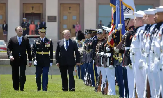  ?? FOTO: LEHTIKUVA / AFP / MANDEL NGAN ?? Jussi Niinistö och Peter Hultqvist inspektera­r de amerikansk­a trupperna utanför Pentagon.