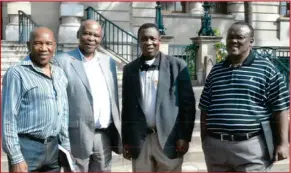  ??  ?? KWESOBUNXE­LE nguBhiza Dlamini (ongasekho), uMfeka, uSugar Ray Xulu (ongasekho) noMlungisi Ngubane abayizingw­azi zebhola zaKwaZulu-Natal.