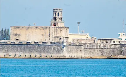  ?? RAÚL SOLÍS ?? VERACRUZ, Ver.- Los turistas que llegan al puerto gustan de visitar las zonas arqueológi­cas.