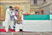  ?? HT ?? A relative lays wreath on the coffin of slain police officer Arshid Ahmad in Srinagar on Sunday.