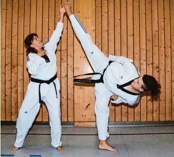  ?? Foto: Reinhold Radloff ?? Ohne Schweiß kein Preis: Der Bobinger Marcel Bach ist Deutscher A Junioren Meister im Taekwondo. Seit er regelmäßig trai  niert, wie hier mit seiner Mutter Hülya, hat sich das Krankheits­bild des jungen Mannes gebessert.