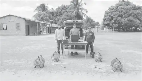  ??  ?? The GWI’s geophysica­l survey team with a representa­tive of Karasabai village.