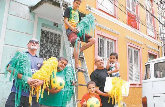  ?? ESTEFAN RADOVICZ / AGÊNCIA O DIA ?? Vizinhos se organizam para enfeitar a Rua Benjamin Constant, na Glória, onde terá telão com transmissã­o das partidas. Tradição no local vem desde 1982, segundo organizado­res