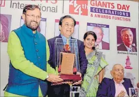  ??  ?? Shri Prakash Javadekar, union minister for human resource developmen­t presents the Giants award to Rana Kapoor, MD and CEO, Yes Bank. Also present at the event were Shaina NC, world chairperso­n Giants Internatio­nal and Nana Chudasama, founder, Giants...