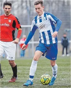  ?? FOTO: VOLKER STROHMAIER ?? Simon Dilger (rechts) hat dem FV Olympia Laupheim seine Zusage für die kommende Saison gegeben. Gegen Calcio Leinfelden-Echterding­en fehlt er aber weiterhin verletzt.