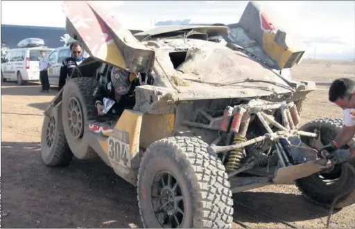  ??  ?? FINAL DEL TORMENTO. Así llegó el Peugeot 3008 DKR al campamento de Tupiza. Sainz y Cruz vivieron la peor jornada en el Dakar.