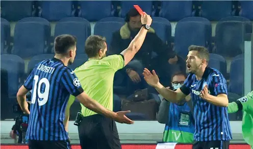  ?? (Ansa) ?? Momento chiave
L’arbitro tedesco Stieler mostra il cartellino rosso a Freuler per un fallo su Mendy dopo appena 17 minuti