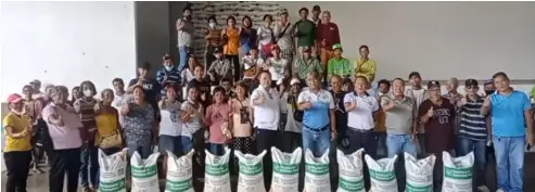  ?? CAPITOL PHOTO ?? SOME farmers in Murcia, Negros Occidental receive palay seeds, fartilizer­s and cash assistance under various programs facilitate­d by the local government recently▪