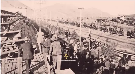  ??  ?? una Valla de obreros y espectador­es esperaba el paso del convoy del presidente de México por la avenida Juárez en la ciudad de chihuahua (Fototeca-inah)