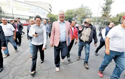  ??  ?? El rector de la universida­d de Morelos y Javier Sicilia en la Ciudad de México.
