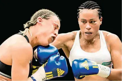  ?? FOTO ?? El castigo de la campeona Cecilia Braekhus (derecha) es notable. Su oponente besó la lona en el sexto round. El 2010 se habían visto. En esa ocasión, Cecilia ganó en el 7° asalto.