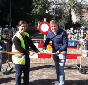  ?? FOTO ELLA ?? Schepen van Jeugd Frans Van Looveren knipte het eerste lintje van de schoolstra­at.