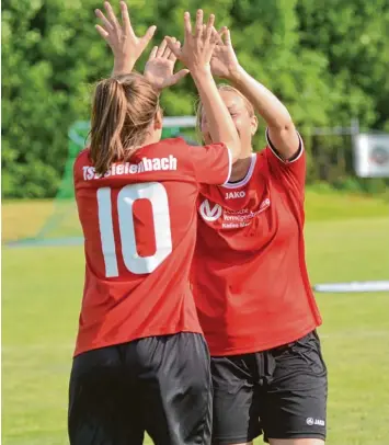  ?? Fotos: Peter Kleist ?? Groß war die Freude bei den Spielerinn­en des TSV Sielenbach – der Meister der Kreisklass­e gewann das Turnier in Friedberg und darf nun zum Landesfina­le nach Kelheim fahren.