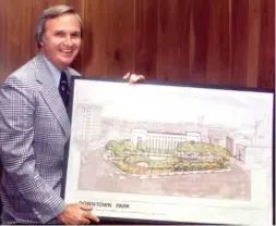  ?? PHOTO FROM THE CHATTANOOG­A NEWS-FREE PRESS VIA CHATTANOOG­AHISTORY.COM. ?? This 1975 Chattanoog­a News-Free Press photo shows former Chattanoog­a Mayor Robert Kirk Walker holding a sketch of the downtown park (later named Miller Park), which opened the following year.