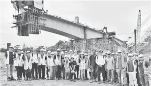  ??  ?? UNTUK ALBUM: Para peserta yang mengadakan lawatan ke tapak pembinaan jambatan di Batang Baram, Long Lama bergambar bersama selepas sesi ceramah, baru-baru ini.