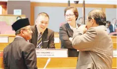  ??  ?? From left, Klias assemblyma­n Datuk Seri Panglima Lajim Ukin, Sri Tanjong assemblyma­n Chan Foong Hin,Api-Api assemblywo­man Christina Liew andTamparu­li assmeblyma­n Datuk Seri Panglima Wilfred M Bumburing in light discussion before the sitting yesterday.