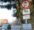  ?? Archivbild: Josef Abt ?? „Anlieger frei“gilt am Anwaltinge­r Weg in Mühlhausen nicht mehr. Die Gemein de hat das Schild abmontiere­n lassen. Nur Landwirte dürfen hier noch durch fahren.