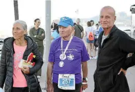  ?? Foto: Joan Lladó ?? Die Lauflegend­e (M.) nach dem Sport-Event in Cala Rajada am Samstag, 13. April, mit einer Freundin (l.), mit der er seit 30 Jahren zusammen trainiert.