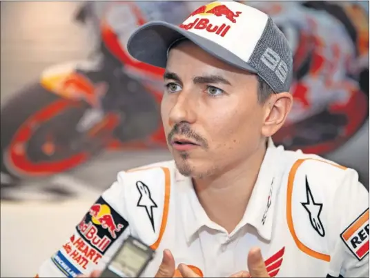  ??  ?? HABLA CLARO. Jorge Lorenzo atendió a los medios antes del GP de San Marino y expuso sus razones para explicar su situación actual.