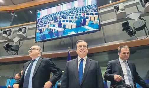  ?? JOHN THYS / AFP ?? El presidente del BCE, Mario Draghi (en el centro), en una comparecen­cia pública ayer en Bruselas