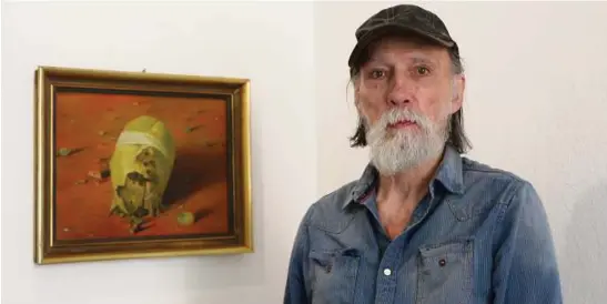  ??  ?? Der Maler Horst Sakulowski vor seinem Bild „Das Gerücht“in der Galerie des Kunstverei­ns Kulmbach. Fotos (): Angelika Bohn
