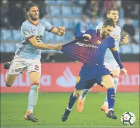  ??  ?? Sergi Gómez agarra a Leo Messi, que sólo jugó la última media hora FOTO: AP