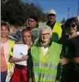  ??  ?? Au centre de la photo Adrienne,  ans, sans doute la doyenne du mouvement des « gilets jaunes » à Grasse voire dans le . (Photo M.L.M.)