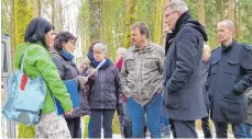  ?? FOTO: CG ?? Stadträtin Gesine Barthel-Wottke (zweite von links) liest auf dem Gedenkpfad Eckerwald aus den Erinnerung­en eines KZ-Häftlings vor.